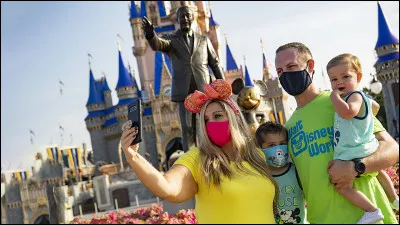 Tu as prévu d'aller à Dubaï avec ton copain pour les vacances, mais ta copine t'invite à louer une maison à Disneyland. Que fais-tu ?