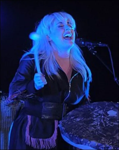 Dans quelle langue ne chante-t-elle pas ?