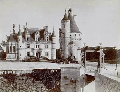 Quel surnom donne-t-on au château ?