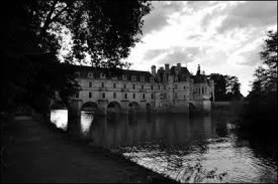 Quel roi de France offre ce château à sa favorite Diane de Poitiers en 1547 ?