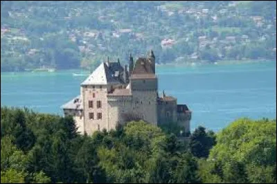 Je vous emmène en Auvergne-Rhône-Alpes à la découverte d château de Menthon-Saint-Bernard. Commune sur la rive est du lac d'Annecy, elle se situe dans le département ...