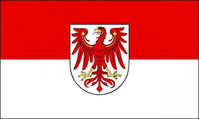 Angela Merckel, l'actuelle chancelière, est née à Hambourg. Mais son père, [...] de métier, choisit d'émigrer en 1954 vers une destination assez atypique : Laquelle ?