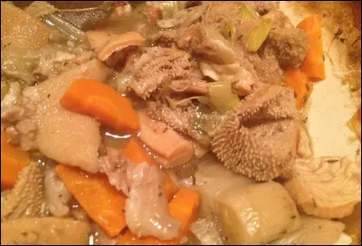 Quel ingrédient n'entre PAS dans l'assaisonnement des tripes à la mode de Caen traditionnelles ?