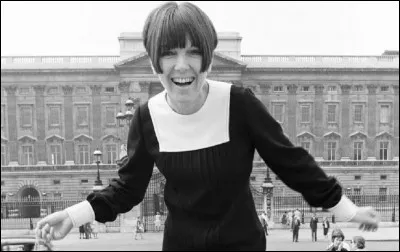 Quel vêtement a fait la renommée de Mary Quant, créatrice de mode, dans les années 1960 ?