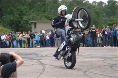 Fais-tu des roues arrières devant le lycée ?