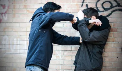 Comment réagis-tu si quelqu'un te regarde mal ?