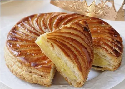 Deux pâtes feuilletées, un mélange de crème pâtissière, de beurre, de sucre et de poudre d'amandes : vous allez déguster une galette des rois...
