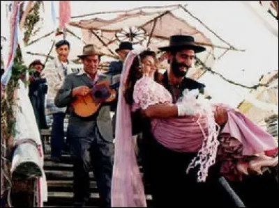 ''Chat noir, chat blanc'' est un film décalé qui part d'une anecdote d'un grand-père décédé la veille d'un mariage et conservé secrètement dans la glace. Qui est le réalisateur de cette aventure balkanique ?