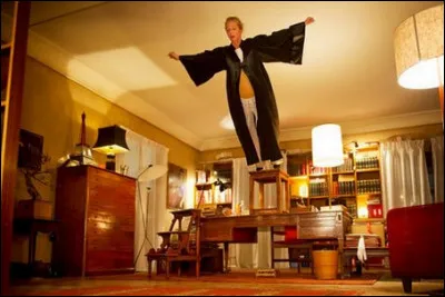 Dans le film déjanté "9 Mois ferme", sorti en 2013, un couple contre nature se forme entre une juge et un taulard. Quels sont ces deux acteurs ?