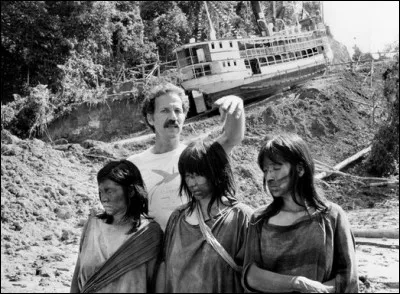 Quel est ce film de Werner Herzog où un bateau de 230 tonnes est réellement hissé au-dessus d'une montagne ?