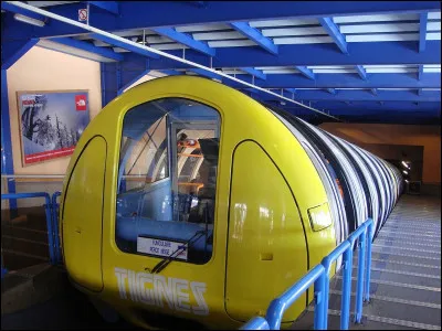 Le ''Funiculaire Perce-Neige'' est le funiculaire le plus long de France. Quelle est son autre particularité ?