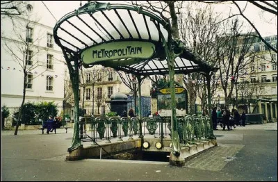 Qui est le représentant majeur de l'Art nouveau, créateur des édicules d'accès aux stations du métro de Paris ?