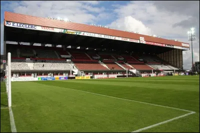 Nous sommes à mi-chemin ! Encore un effort. Partons à Brest et observons ce stade. Il paraît bien vieux. Et il l'est ! Il fut ouvert au public en 1922. Il a bientôt 100 ans ! Sauriez-vous me donner le nom de ce stade ?