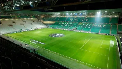 Parlons du stade Geoffroy-Guichard. Le stade a une capacité de presque 42 000 places. Le stade de Saint-Étienne a un surnom. Lequel ?