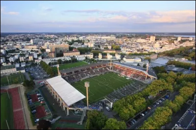 Passons désormais au stade du Moustoir, ou le stade Yves Allainmat. Parfois, le nom est même composé des 2 noms, soit le stade Yves Allainmat-Le Moustoir. Celui-ci a été rénové 2 fois. En quelle année a-t-il été rénové pour la dernière fois ?