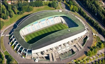 L'avant-dernier terrain de foot. Celui des Canaris ! Le nom de ce stade ? Donnez-le moi, s'il vous plaît !