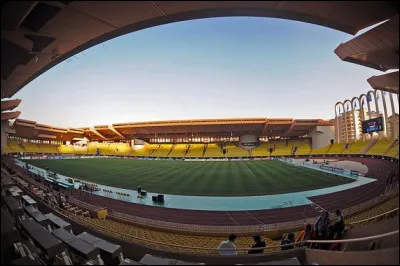 Et voilà, on a fini. C'est le stade Louis II. Il n'est pas en France mais dans un autre pays. Lequel ?
