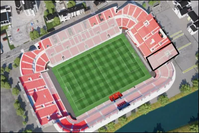 Enchaînons maintenant avec le 2e stade que je vais vous présenter. Il a ouvert ses portes en 1912 et sa construction a débuté la même année. Je vous aide avec cette image. Quel est ce stade ?
