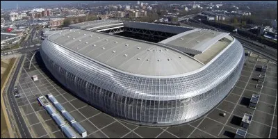 Voici le stade Pierre-Mauroy. Il se situe à Lille. Il a une particularité unique au monde ! Laquelle ?
