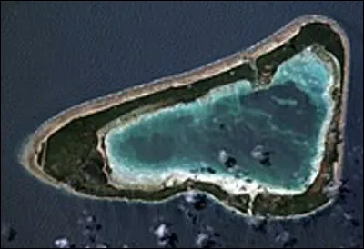 Quel est le nom d'une île corallienne basse des océans tropicaux ?