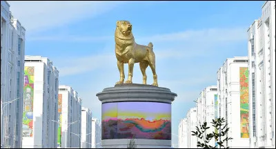 Tout(ou) ce qui brille n'est pas d'or, dans le monde... Mais ici, le président a fait ériger une statue de 6 m de ce métal représentant ...[quoi donc ?]