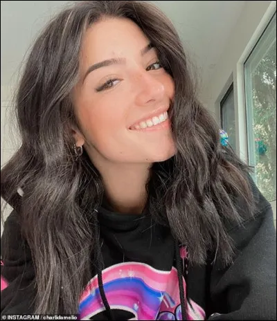 Est-ce qu'elle porte des lunettes ?