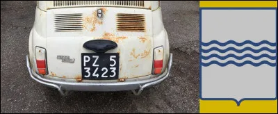 Ne vous fiez pas à la rouille : cette plaque désigne une ville, capitale d'une région tout simplement "royale" (en grec !)