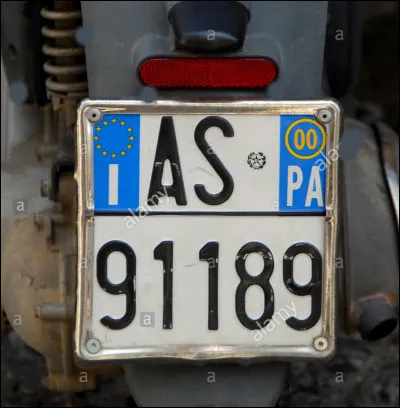 Si vous voyagez ici (c'est tout le mal que je vous souhaite !), vous ne couperez pas à ces véhicules un peu désuets mais tonitruants (en 1 mot !) que sont les "guêpes" !