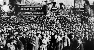 Qui prend le pouvoir en Russie en 1917 après la Révolution russe ?