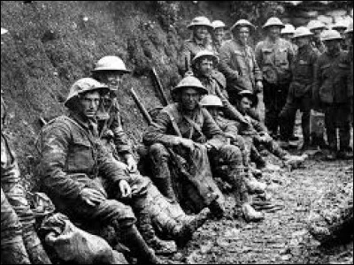 De quelle couleur est l'uniforme des soldats français ?