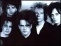 A quel groupe de rock appartient le chanteur Robert Smith ?