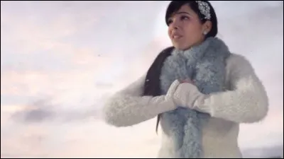 Quelles sont les paroles manquantes de la chanson "Love Story" : "Rien autour n'a de sens et l'air est lourd / Le regard absent / Il est seul et lui parle souvent / Il, il n'est pas fou / Il l'aime c'est tout / Il la voit partout / Il l'attend debout / Debout, ... / Non, non plus rien ne le retient" ?