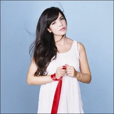 Quelles sont les paroles manquantes de la chanson "Boîte en argent" : "Je suis là où tu m'as laissée / Sur la route du néant / Ici la lune  / Elle jaunit avec le temps / Et de nuage en nuage / Sur les ailes d'un oiseau blanc" ?