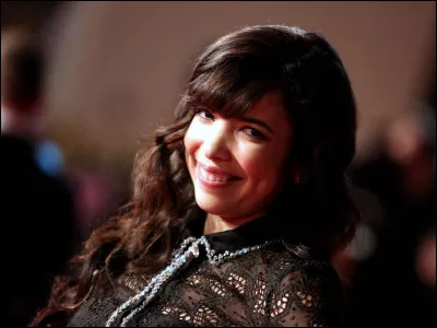 Quelles sont les paroles manquantes de la chanson "Comme un bateau" : "De ce que porte mon dos / Un peu comme un bateau / Qui trouve son équilibre / Entre les vagues et le chaos / Un peu comme un bateau / J'avance et je suis fière / De ce que porte . / Un peu comme un bateau" ?