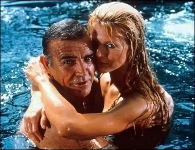 Dans quel film de James Bond, l'actrice Kim Bassinger jouait-elle aux cotés de Sean Connery ?