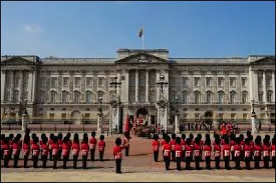 Dans quelle ville est situé le Palais de Buckingham ?
