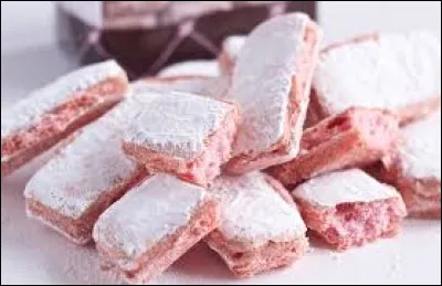 De quelle ville française ces biscuits roses sont-ils une spécialité ?