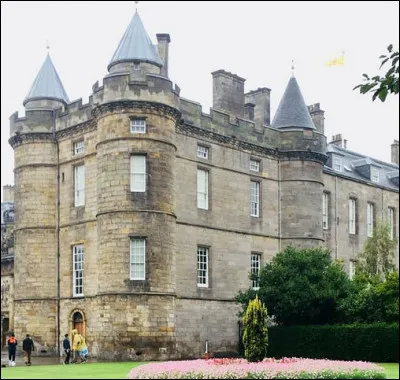 Ce château du XIe s. est la résidence écossaise de la reine lorsqu'elle y vient "pour affaires" : c'est une "House" du nom de ...
