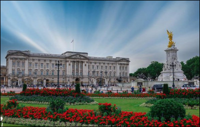Le Palais de Buckingham est en quelque sorte le pendant de Versailles pour le pouvoir royal britannique. Il compte ... chambres !