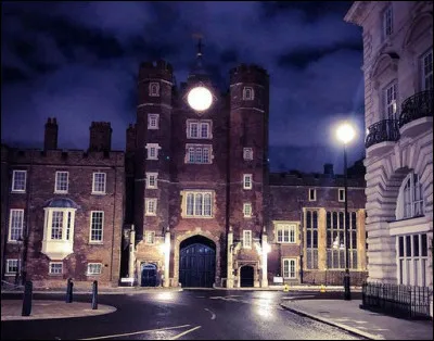 Résidence d'Henri VIII et d'Elisabeth 1e, la reine mère déjà citée l'avait déserté au profit de Clarence House : pourquoi ?