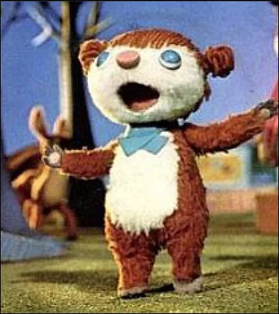 Qui est cet ourson qui ne pense qu'à s'amuser et qui chante faux. Il suit les cours du roi des oiseaux pour mieux chanter ?