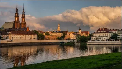 Dans quel pays se trouve Opole, ville de 120 000 habitants ?