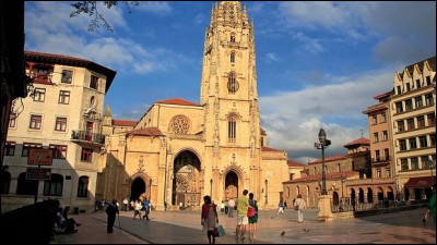 Ville espagnole de 220 000 habitants, capitale de la province des Asturies :