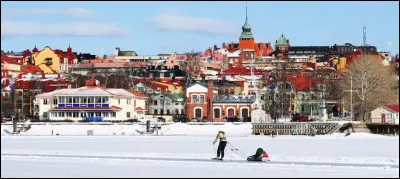 Ville suédoise de 60 000 habitants, située à l'intérieur du pays, en bordure du grand lac - Storsjön, non loin des montagnes du Helagsfjället :