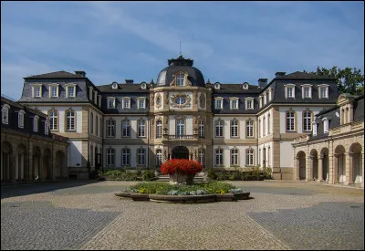 Ville allemande de 125 000 habitants, située en Hesse, à proximité de Francfort-sur-le-Main :