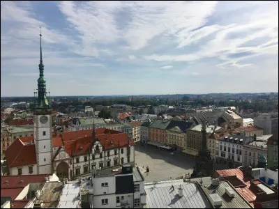 Dans quel pays se trouve Olomouc, ville de 100 000 habitants ?
