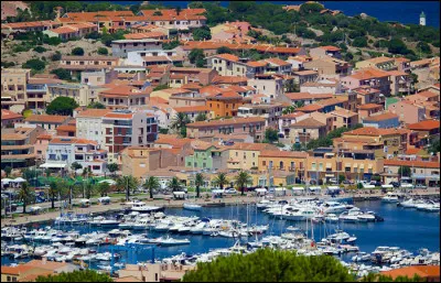 Dans quel pays se trouve Olbia, ville côtière de 60 000 habitants ?