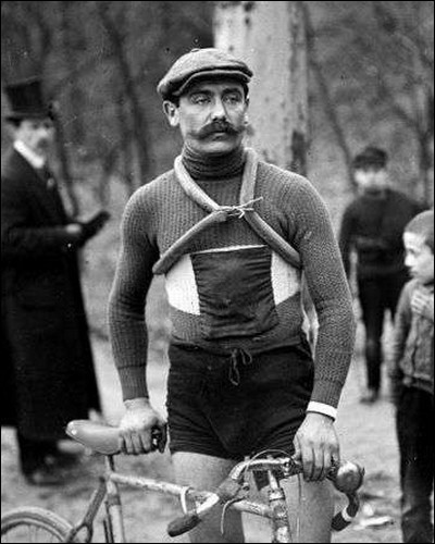 En raison de ses moustaches, il fut surnommé par le peloton " Le vieux gaulois " , mais il eut l'infime honneur d'être le premier porteur du maillot jaune en 1919...