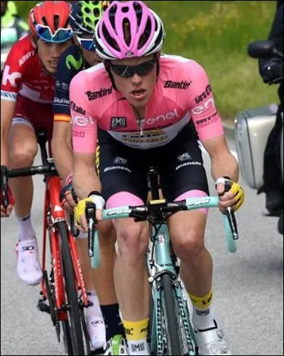 Son visage poupin, son long cou et des épaules interminables lui valurent d'être surnommé "Le cintre". Il se révélera lors du Giro 2016...