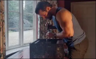 Sur ses réseaux sociaux, il montre une vidéo de lui en train de monter un objet, lequel ?